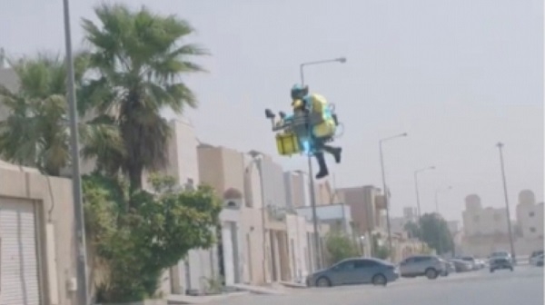 مقطع متداول.. للمرة الأولى في السعودية.. رجل طائر يقوم بتوصيل الطلبات
